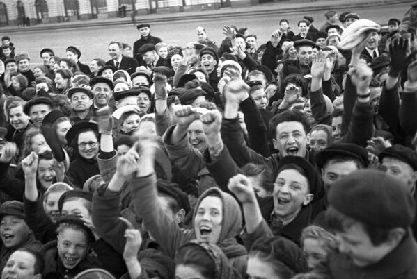 La mañana del 9 de mayo de 1945 miles de moscovitas salieron a las calles de la ciudad para celebrar el Día de la Victoria en la Segunda Guerra Mundial. - Sputnik Mundo