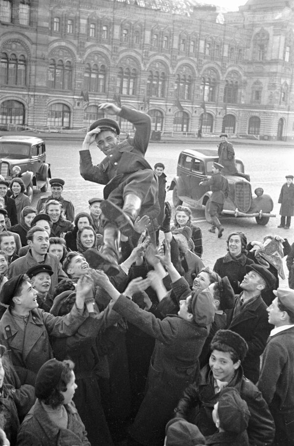 Los moscovitas llevaron a un oficial en brazos hasta la Plaza Roja, el 9 de mayo de 1945. - Sputnik Mundo