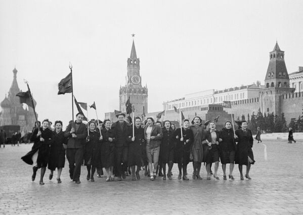 Pronto aparecieron las banderas de la URSS, la gente era cada vez más y todos se desplazaron hasta la Plaza Roja.   - Sputnik Mundo