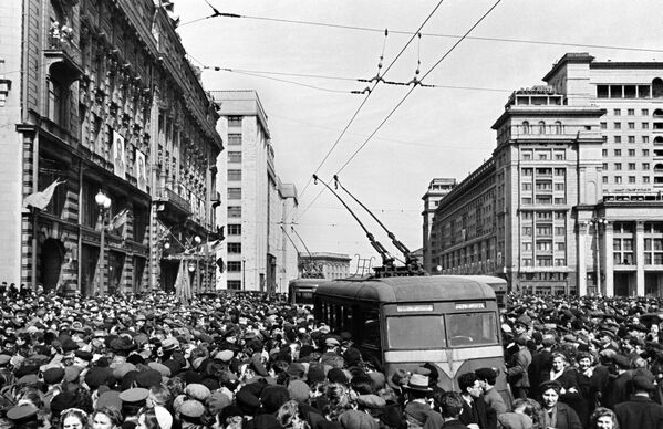 Todos se regocijaban, desde los más pequeños hasta los más grandes festejaban la victoria en todo el territorio de Moscú. En la foto: Los moscovitas cerca de la Embajada de EEUU, el 9 de mayo de 1945. - Sputnik Mundo