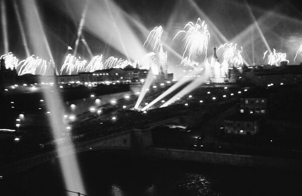 Los fuegos artificiales en honor al Día de la Victoria en la Gran Guerra Patria se avistaban en Moscú la noche del 9 de mayo de 1945. - Sputnik Mundo
