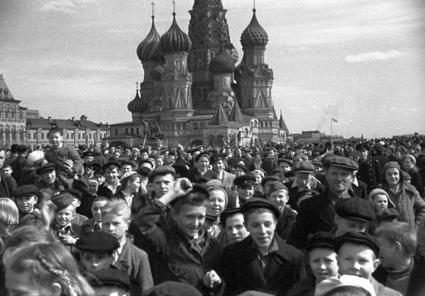 Miles de personas salieron a celebrar la victoria  a la Plaza Roja, 9 de mayo de 1945. - Sputnik Mundo