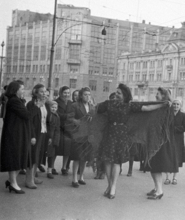 Los habitantes de la capital rusa comenzaron a movilizarse con canciones y bailes al ritmo de la armónica. - Sputnik Mundo