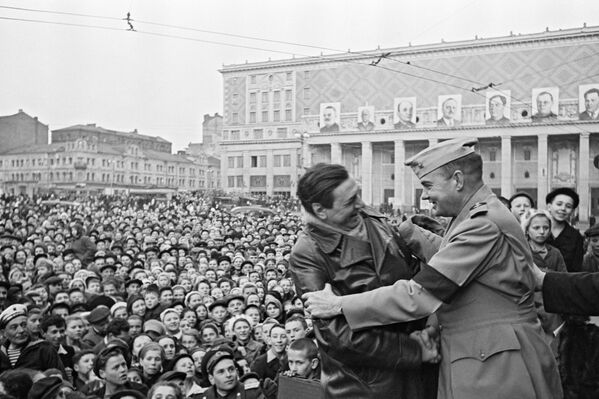 La reunión de los socios estadounidenses en un mitin el 9 de mayo de 1945 en la plaza Mayakovski de Moscú. - Sputnik Mundo