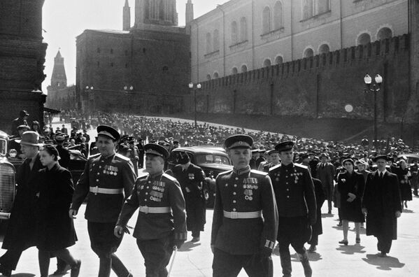 El 9 de mayo de 1945, no se realizó un desfile militar en la Plaza Roja. El histórico desfile en honor a la Victoria en la Gran Guerra Patria se celebró un mes y medio después, el 24 de junio de 1945. El mariscal Gueorgui Zhúkov inició el desfile y el mariscal Konstantin Rokossovski lo comandaba.    - Sputnik Mundo