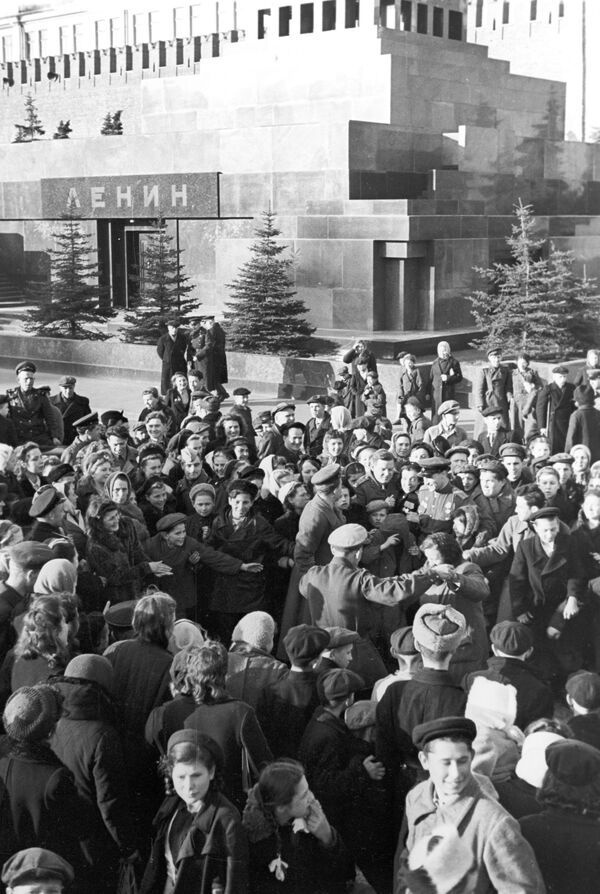 Así se veía la Plaza Roja por la mañana, el 9 de mayo de 1945. - Sputnik Mundo