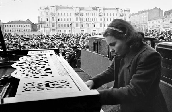 La pianista del Conservatorio de Moscú Nina Emeliánova tocó música en honor al Día de la Victoria el 9 de mayo de 1945 en la Plaza Mayakovski de Moscú. - Sputnik Mundo