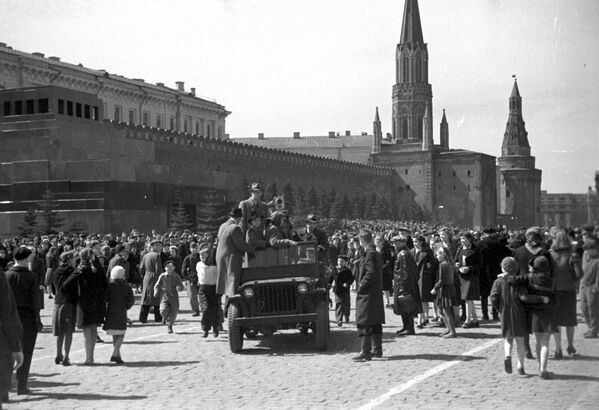Así llegaron las cámaras a la Plaza Roja para inmortalizar las escenas del festejo el histórico Día de la Victoria, 9 de mayo de 1945. - Sputnik Mundo