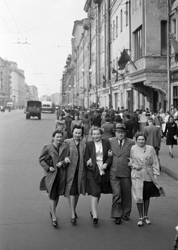 Los moscovitas de la calle Gorki (actualmente nombrada calle Tverskaya), 9 de mayo de 1945. - Sputnik Mundo