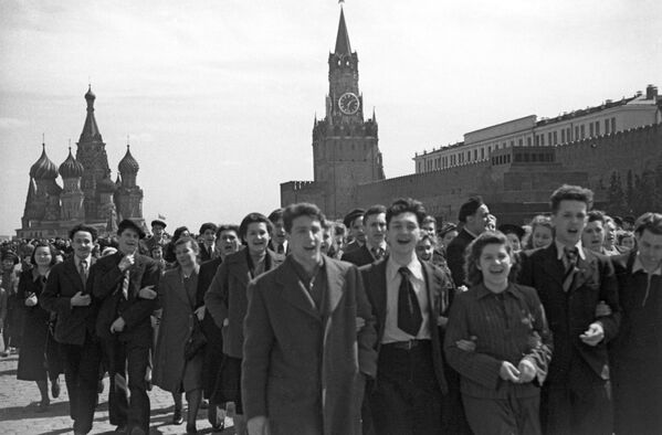 Así festejaban los moscovitas la victoria en la Plaza Roja, 9 de mayo de 1945. - Sputnik Mundo