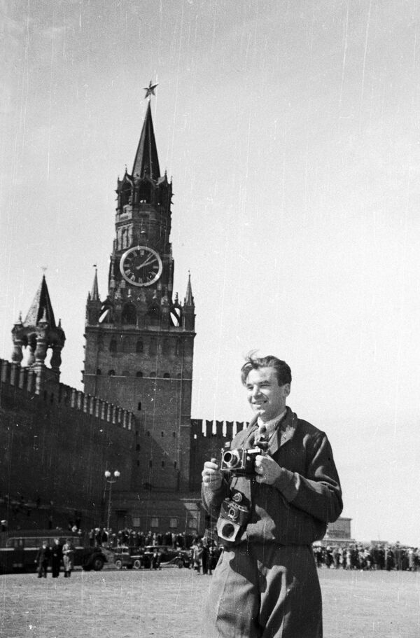 El fotoperiodista Alexandr Krasavin en la Plaza Roja el 9 de mayo de 1945. - Sputnik Mundo
