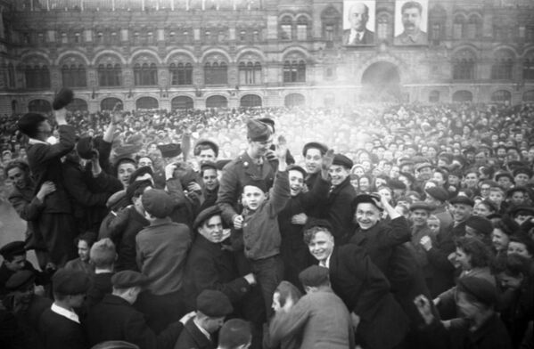 Los moscovitas en la Plaza Roja el 9 de mayo de 1945. - Sputnik Mundo