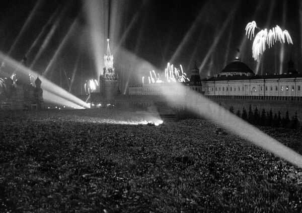 Los moscovitas en la Plaza Roja el 9 de mayo de 1945. - Sputnik Mundo