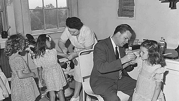Un doctor aplica vacuna de la viruela a niños de preescolar en 1946 - Sputnik Mundo