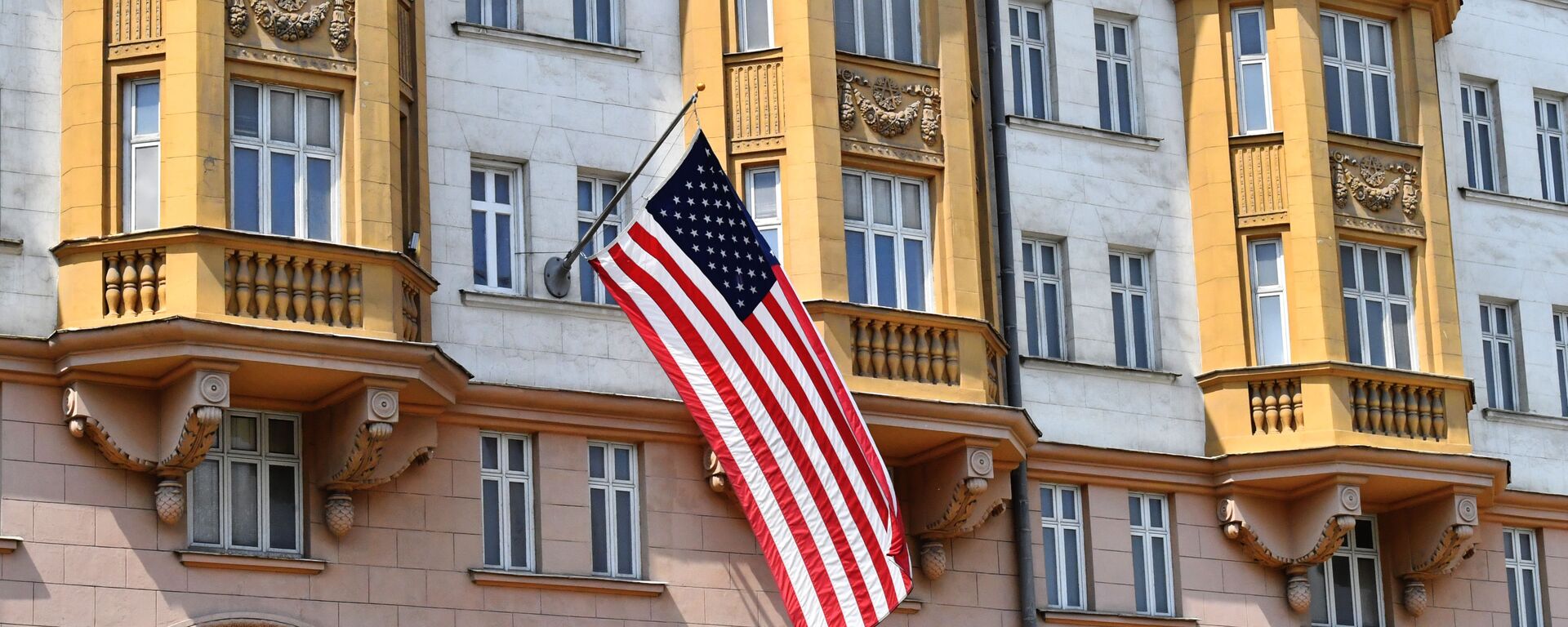 La bandera de EEUU en el edificio de la Embajada en Moscú, Rusia - Sputnik Mundo, 1920, 22.02.2022