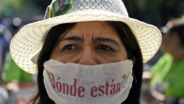 Una mujer en una protesta contra las desapariciones en México - Sputnik Mundo