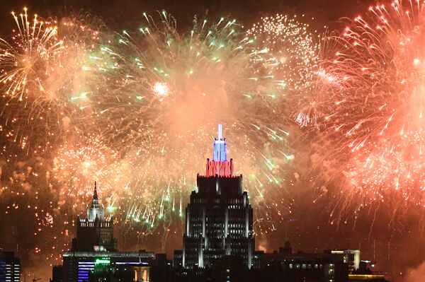 El cielo de Moscú estalla en colores para conmemorar los 75 años de la victoria del Ejército Rojo - Sputnik Mundo