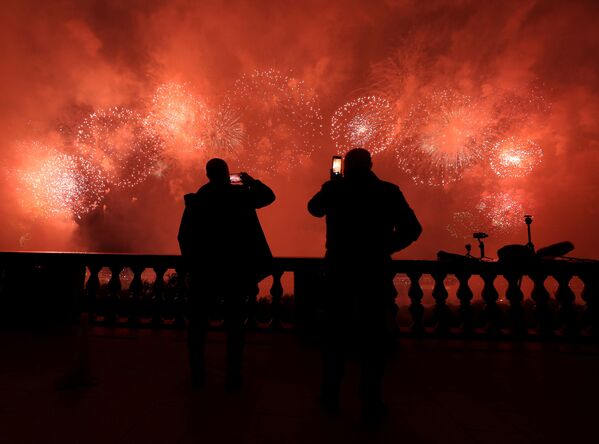 El cielo de Moscú estalla en colores para conmemorar los 75 años de la victoria del Ejército Rojo - Sputnik Mundo