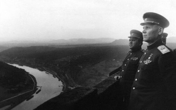 El comandante de las tropas del 1 Frente Ucraniano, Iván Konev, con el miembro del Consejo Militar del Frente Konstantín Krainiukov en la fortaleza de Konigstein. - Sputnik Mundo