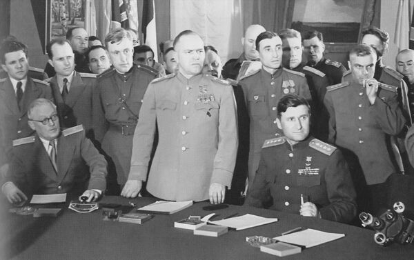 El mariscal de la URSS Gueorgui Zhukov abre una ceremonia el 5 de junio de 1945 durante la que se firmó la Declaración de Berlín, en la que EEUU, la URSS, el Reino Unido y Francia asumieron conjuntamente la autoridad suprema sobre el territorio alemán. - Sputnik Mundo