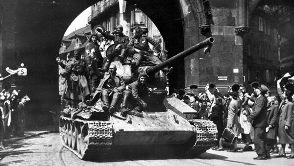 Los residentes de Praga dan bienvenida a los soldados soviéticos que liberaron la capital checa de las tropas nazis   - Sputnik Mundo