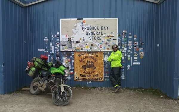 El MotoNauta en el Campamento Dead Horse en Prudhoe Bay (el Everest de los motociclistas de aventura) a orillas del océano Ártico - Sputnik Mundo