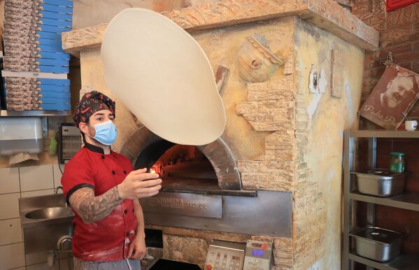 Приготовление пиццы в ресторане после облегчения карантинных мер в Германии - Sputnik Mundo