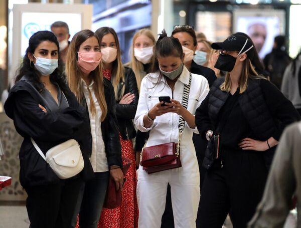 Девушки в масках во время открытия магазина после облегчения карантинных мер во Франции  - Sputnik Mundo