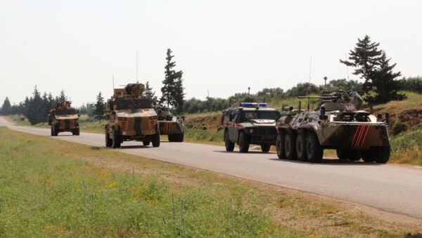 Patrullaje conjunto de Rusia y Turquía de la autopista M4 en Idlib en Siria (archivo) - Sputnik Mundo