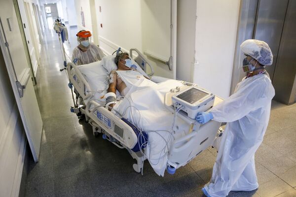 Nurses from the Critical Patients Unit transfer a patient infected with COVID-19 at El Carmen Hospital, in Santiago - Sputnik Mundo