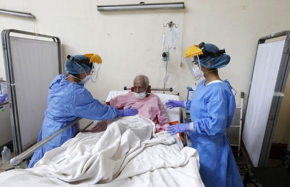 90 year-old Valerio Santa Cruz, moments before being discharged from the Dos de Mayo State Hospital in Lima - Sputnik Mundo