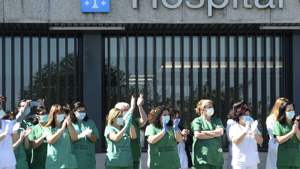 Sanitarios aplaudiendo en el Hospital Universitario de A Coruña - Sputnik Mundo