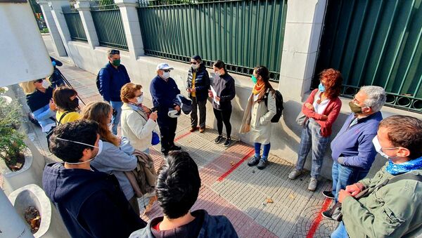 Ciudadanos  españoles varados en Uruguay se concentran frente a la Embajada de España en Montevideo - Sputnik Mundo