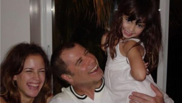 John Travolta con su hija y esposa - Sputnik Mundo