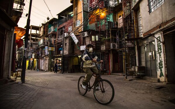 Hombre en bicicleta en la Villa 31, uno de los barrios de emergencia más grandes y el más céntrico de Buenos Aires, Argentina.  - Sputnik Mundo