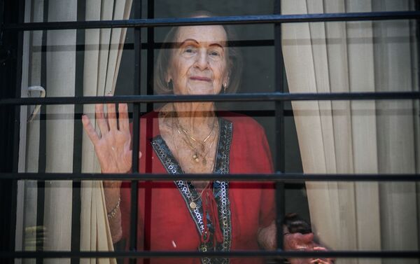 Doña Eida, 98 años, en la ventana de su casa, durante el aislamiento social. San José, Costa Rica.  - Sputnik Mundo