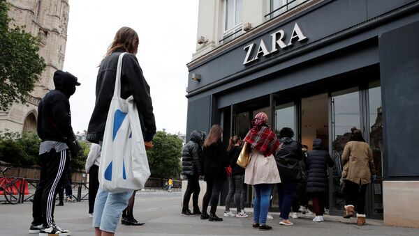 Personas esperan a la entrada de Zara - Sputnik Mundo