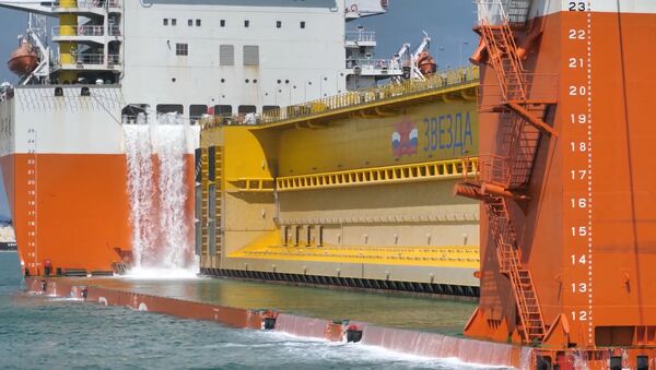 El transporte marítimo de una compuerta de 114 metros en Rusia - Sputnik Mundo