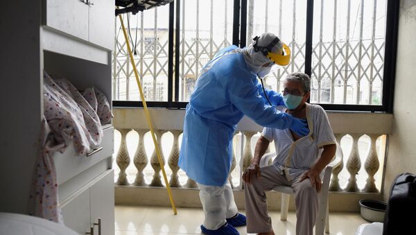 Un médico junto a un paciente con posible coronavirus en Guayaquil, Ecuador - Sputnik Mundo