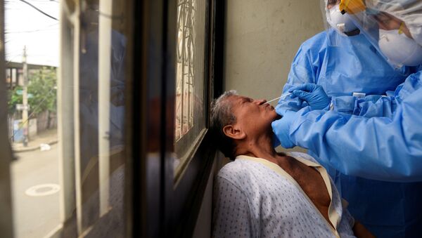 Médicos ecuatorianos haciendo un test de coronavirus en Guayaquil, Ecuador - Sputnik Mundo