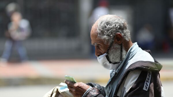 Un hombre con mascarilla en Caracas, Venezuela - Sputnik Mundo