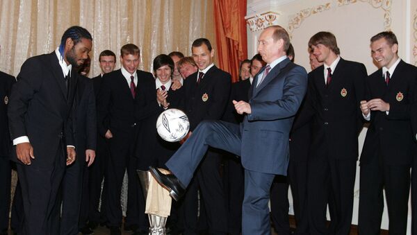 Vladímir Putin, presidente de Rusia, hace jueguitos con el balón durante un encuentro con los futbolistas del CSKA de Moscú en 2005 - Sputnik Mundo