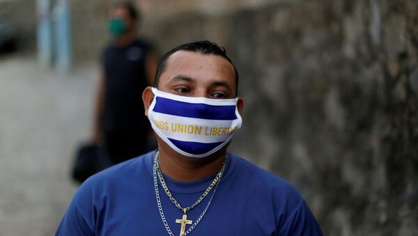 Un chico con mascarilla durante el brote de coronavirus en El Salvador - Sputnik Mundo