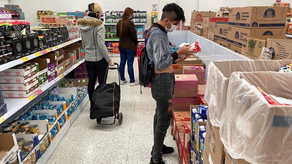 La gente en un supermercado en plena pandemia de coronavirus - Sputnik Mundo