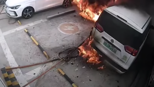 Un auto eléctrico se prende fuego y explota en una estación de recarga - Sputnik Mundo