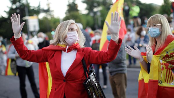 Dos mujeres con mascarillas en España - Sputnik Mundo
