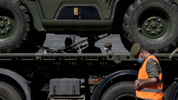 Soldados españoles preparan sus vehículos para una misión en el Hospital Gregorio Marañón de Madrid - Sputnik Mundo