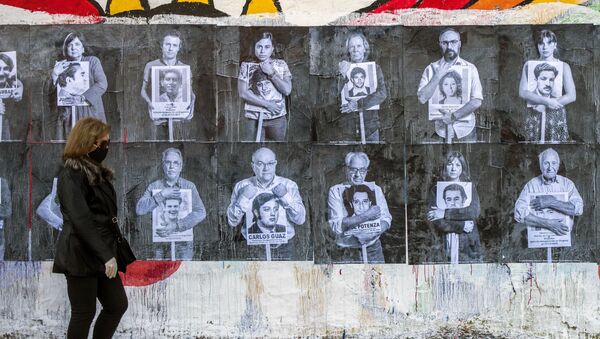 Afiches de personalidades uruguayas sosteniendo fotografías de desaparecidos en 2020 - Sputnik Mundo