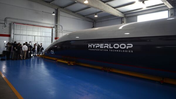 Una cápsula Hyperloop de pasajeros a gran escala es presentada por Hyperloop Transportation Technologies en Cádiz en 2018  - Sputnik Mundo