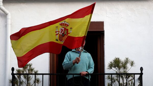 Una persona con una bandera de España - Sputnik Mundo